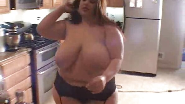 Selvaggia Babe ist eine Blondine, die an einem Schwanz erstickt