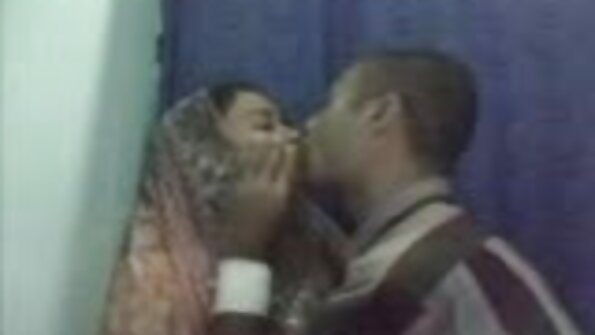 ਜੈਕਲਿਨ ਟੇਲਰ ਰੌਬ ਪਾਈਪਰ ਦੇ ਵੱਡੇ ਕਾਲੇ ਕੁੱਕੜ ਦਾ ਆਨੰਦ ਮਾਣਦੀ ਹੈ