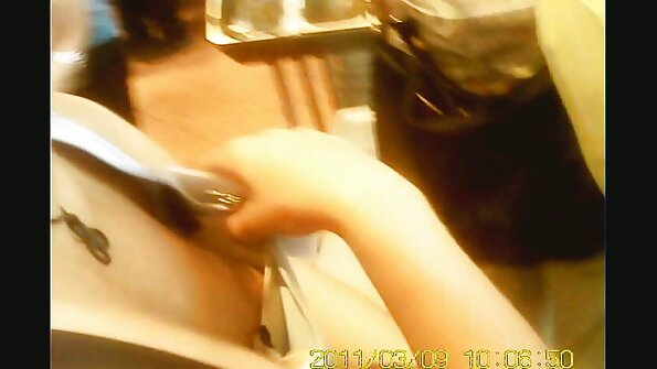 ਗਰਮ ਹੰਗਰੀ ਔਰਤ ਨੇ ਆਪਣੇ ਗਰਮ ਖੋਤੇ ਦੇ ਮੋਰੀ ਨੂੰ ਝਟਕਾ ਦਿੱਤਾ