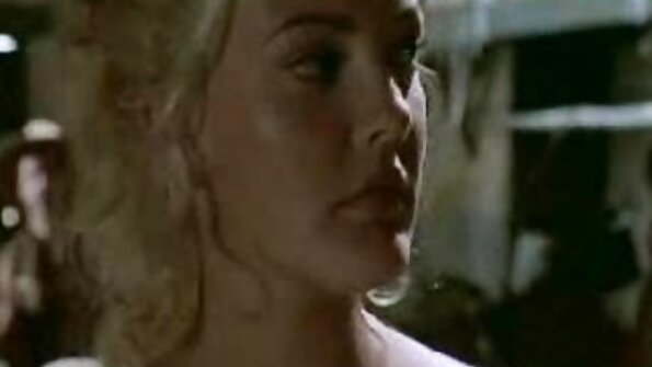 Zwei Ebenholzhuren haben einen interracial Dreier