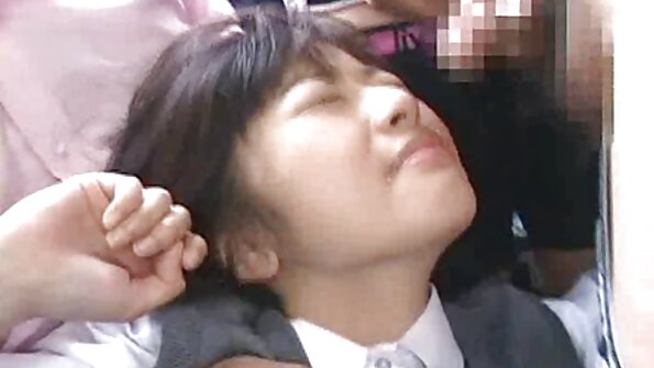 Jenny Glam gibt einem tätowierten Kerl einen Blowjob