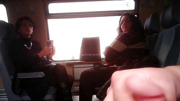 ਟੈਨਿਸ ਕੋਰਟ ਥ੍ਰੀਸਮ ਜਿਸ ਵਿੱਚ ਸਿੰਗ ਵਾਲੇ ਕੂਗਰ ਹਨ