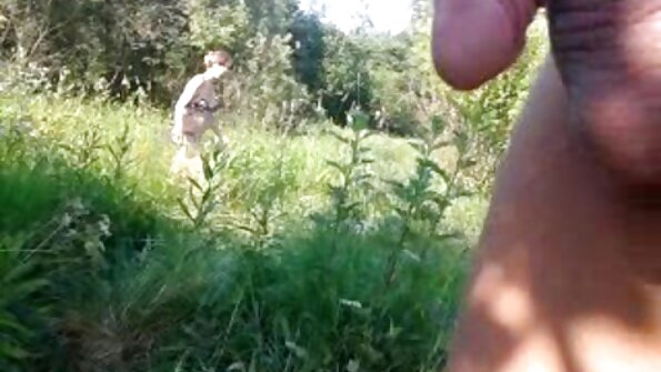 ਸ਼ਾਨਦਾਰ MILF ਨੂੰ ਮਤਰੇਈ ਧੀ ਦੁਆਰਾ ਰਸੋਈ ਵਿੱਚ ਖਾਧਾ ਜਾਂਦਾ ਹੈ