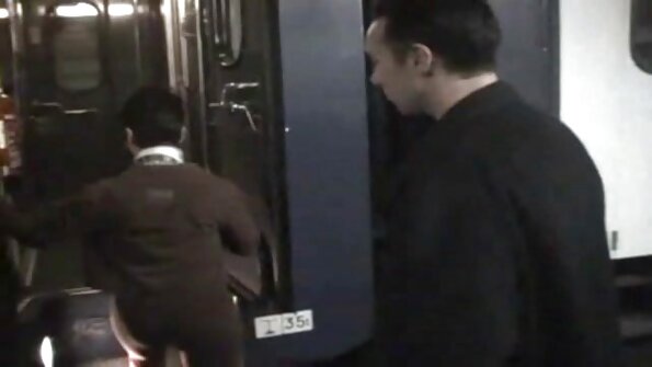 ਕੈਟੀ ਕਿੱਸ ਉਸ ਦੇ ਐਥਲੈਟਿਕ ਸਰੀਰ ਨੂੰ ਕੁੱਕੜ ਦੁਆਰਾ ਤਬਾਹ ਕਰ ਦਿੰਦੀ ਹੈ