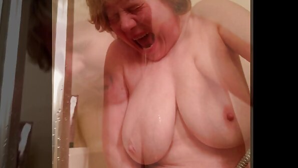 ਸਿੰਗ ਸੁਨਹਿਰੇ ਨੂੰ ਇੱਕ ਵਾਰ ਵਿੱਚ ਦੋ ਕਾਲੇ cocks ਦੁਆਰਾ ਸਜ਼ਾ ਮਿਲਦੀ ਹੈ