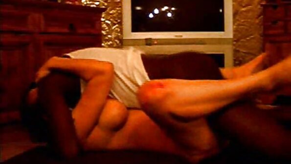 ਪੇਟੀਟ ਬਾਊਂਸਰ ਮੇਗਨ ਰੇਨ ਗਾਹਕ ਦੀਆਂ ਪੈਂਟਾਂ ਦੀ ਜਾਂਚ ਕਰਦੀ ਹੈ