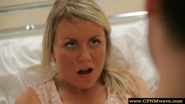 Brünette in schwarzen Dessous verführt den Freund ihrer Mitbewohnerin