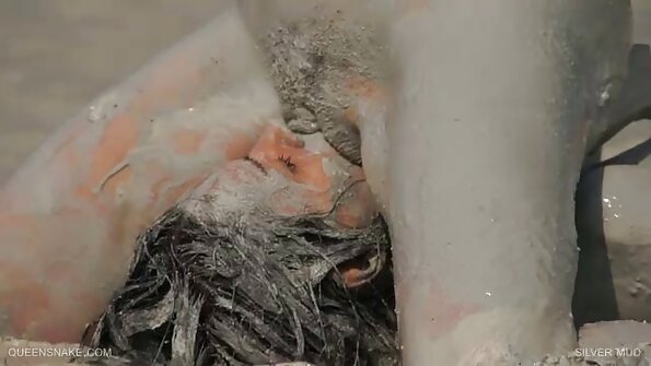 Üppige MILF Julia Ann wird von einem Burschen gefressen