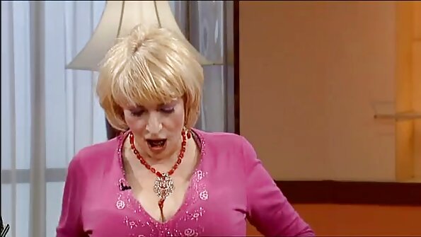 Niki Snow wird mit ihrer Freundin zum Schneehasen