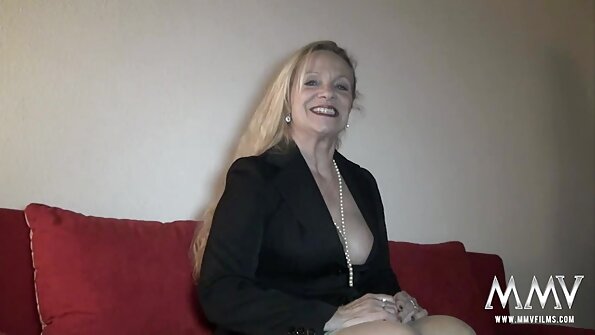 Lana Rhoades bekommt nach dem Sex ein Gesicht voller Sperma