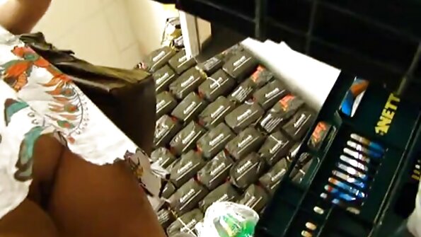 Leichtes junges Mädchen Taylor Sands wird von einer BBC in Versuchung geführt