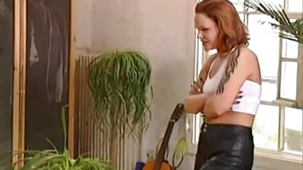 ਸਕ੍ਰੌਨੀ ਗੋਰੀ ਕੇਂਜ਼ੀ ਰੀਵਜ਼ ਸ਼ਾਵਰ ਵਿੱਚ ਚੁਦਾਈ ਕਰਦੀ ਹੈ