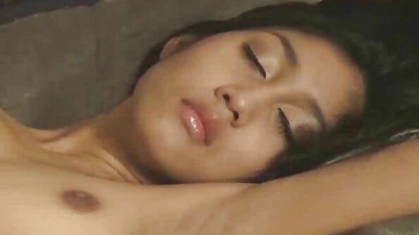 ਰਵੀਸ਼ਿੰਗ ਕੌਗਰ ਰਿਲਿਨ ਰਾਏ ਜਾਣਦੀ ਹੈ ਕਿ ਕਿਵੇਂ ਸ਼ਕਲ ਵਿੱਚ ਰਹਿਣਾ ਹੈ