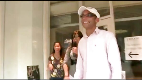 ਕਿਮੀ ਗ੍ਰੇਂਜਰ ਸਿੰਗਦਾਰ ਡੈਨੀ ਮਾਉਂਟੇਨ ਦੁਆਰਾ ਝਪਕਦੀ ਹੈ