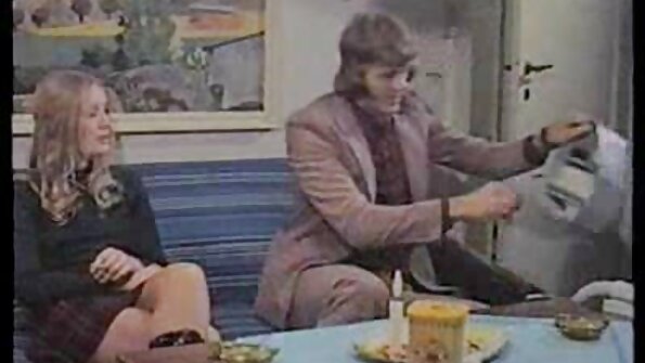 ਮੰਮੀ ਐਲਿਕਸ ਲਿੰਕਸ ਉਸ ਵੱਡੇ ਚਿੱਟੇ ਨੌਜਵਾਨ ਕੁੱਕੜ ਨੂੰ ਪਿਆਰ ਕਰਦੀ ਹੈ