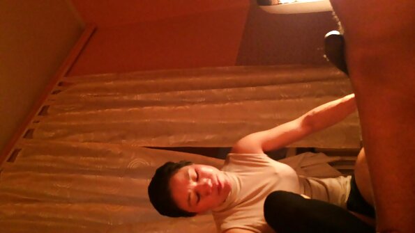 Bootylicious Latex gekleidetes Babe Kiki Minaj nimmt einen weißen Schwanz