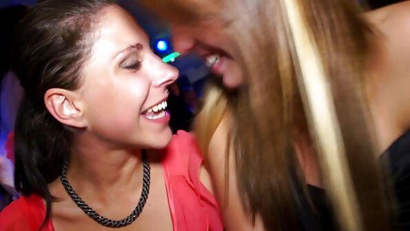 Getrimmte Muschi Hottie Eva Lovia wird von einem schüchternen Typen gefickt