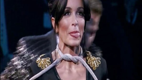 Mia Malkova lutscht und schraubt im Flugzeug