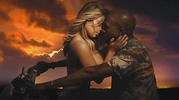 Leggy brunette Myla Elyse ਜਾਅਲੀ ਟੈਕਸੀ ਵਿੱਚ ਦਾਖਲ ਹੋਇਆ