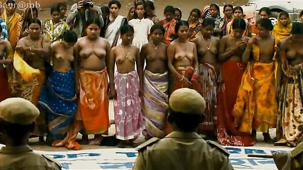 ਕਾਗਰ ਨੂੰ ਡੈਸਕ 'ਤੇ ਵਾਈਬ੍ਰੇਟਰ ਨਾਲ ਖਿਡੌਣਾ ਮਿਲਦਾ ਹੈ