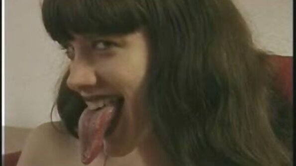 ਬ੍ਰਾਂਡੀ ਲਵ ਇੱਕ MILF ਹੈ ਜੋ ਸੈਕਸ ਬਾਰੇ ਬਹੁਤ ਕੁਝ ਜਾਣਦਾ ਹੈ