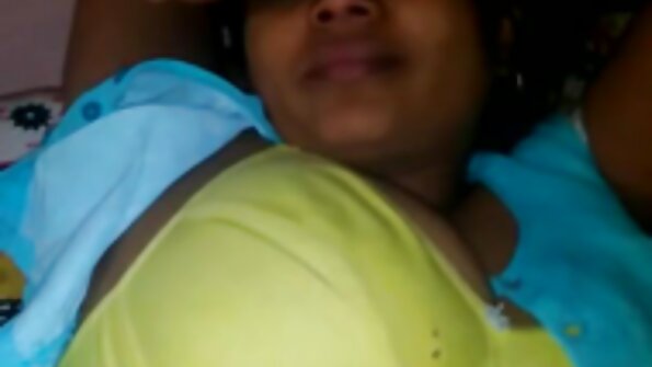 ਸਕਾਰਲੇਟ ਲਾਵੇ ਨੇ ਆਪਣੇ ਟੈਟੂ ਵਾਲੇ MILF ਸਰੀਰ ਨੂੰ ਟੰਗਿਆ ਹੋਇਆ ਹੈ