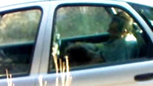 ਸ਼ਾਨਦਾਰ ਸੁਨਹਿਰੀ MILF ਸੈਕਸ ਤੋਂ ਪਹਿਲਾਂ ਆਪਣਾ ਮਾਲ ਦਿਖਾਉਂਦੀ ਹੈ