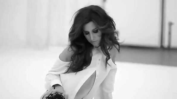 ਸ਼ਾਨਦਾਰ ਸੁਨਹਿਰੀ ਆਪਣੇ ਫੈਨਸੀ ਪ੍ਰੇਮੀ ਨਾਲ ਕੁੱਕੜ ਦੀ ਸਵਾਰੀ ਕਰਦੀ ਹੈ