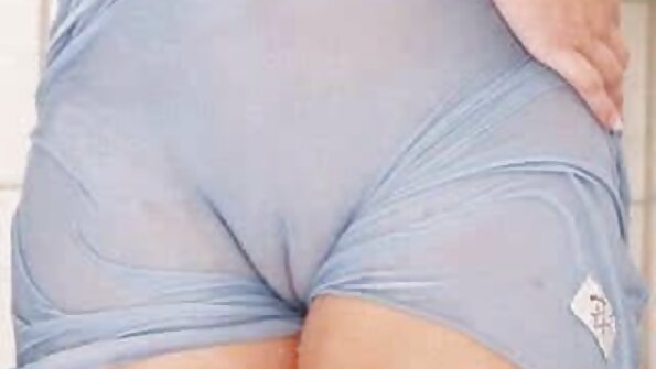 Lena Paul und ihre vollbusige Freundin werden im Büro gefickt