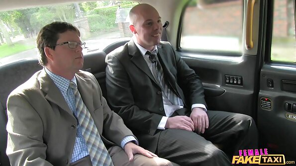 Hausfrau Mia Pearl wird in ihrer Küche gefickt