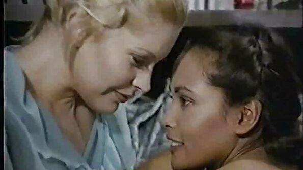 Jungfrau Peridot trägt Netzstrümpfe beim Analsex