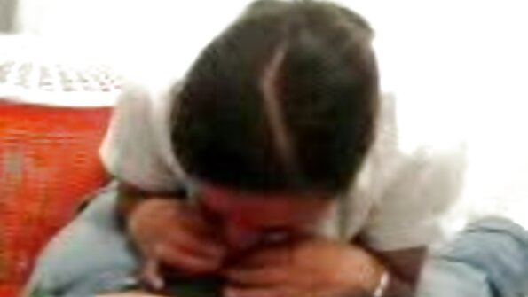 Gorgeous MILF ਆਪਣੀ ਮਤਰੇਈ ਧੀ ਨਾਲ ਇੱਕ ਵਿਸ਼ਾਲ ਕੁੱਕੜ ਸਾਂਝਾ ਕਰਦੀ ਹੈ