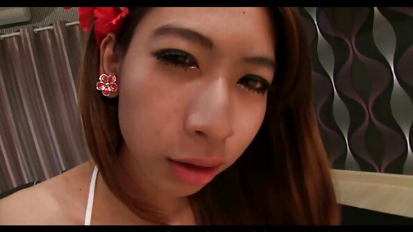 ਟੋਪੀ ਵਾਲੀ ਬੇਬੀ ਲੰਬੇ ਵਾਲਾਂ ਨਾਲ ਆਪਣੇ ਮਤਰੇਏ ਭਰਾ ਨੂੰ ਚੁਦਾਈ ਕਰਦੀ ਹੈ