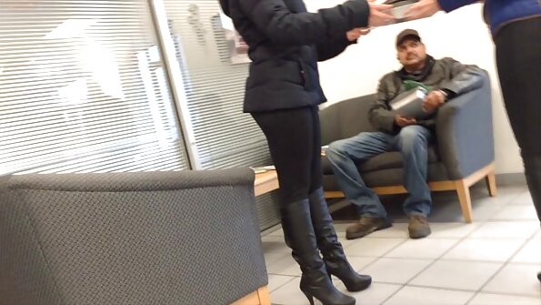 ਇੱਕ ਸੱਚਮੁੱਚ ਪਿਆਰੇ brunette ਬੇਬੀ ਨਾਲ ਭਾਵੁਕ ਮੁਕਾਬਲਾ