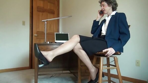 ਸਾਰੇ ਘਰ ਵਿੱਚ ਇੱਕ ਕੂਗਰ ਲਈ ਪਿਆਰ ਕਰਨ ਵਾਲਾ ਜੋਸ਼