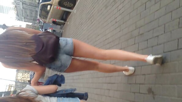 Die versaute Hausfrau Veronica liebt seinen Schwanz in ihrem Arsch