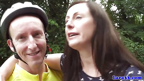 Die hübsche Brünette Stacy liebt den Dreier