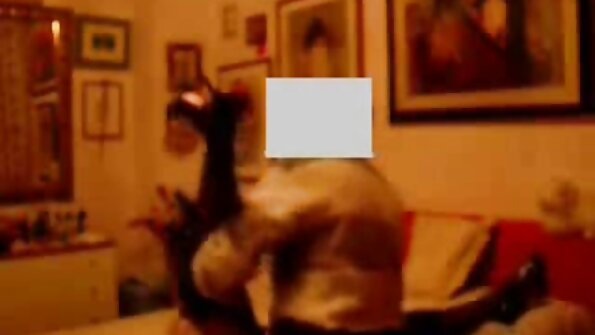 ਐਡੀਸਨ ਨੂੰ ਆਪਣੇ ਕੱਪੜਿਆਂ ਦੀ ਉਡੀਕ ਕਰਦੇ ਹੋਏ ਕੁੱਕੜ ਮਿਲਦਾ ਹੈ