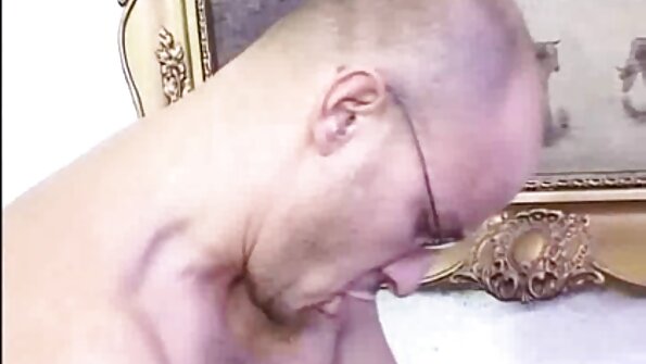 ਸੁਨਹਿਰੀ MILF ਇੱਕ ਵੱਡੀ ਡਿਕ ਦੁਆਰਾ ਉਸ ਦੀ cunt ਨੂੰ ਧੱਕਾ ਪ੍ਰਾਪਤ ਕਰਦਾ ਹੈ