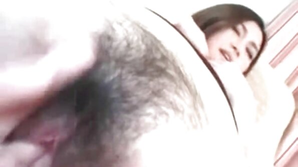 ਸਿੰਗਦਾਰ ਬੇਬੇ ਲਾਨਾ ਰੋਡਜ਼ ਨੇ ਪਿੱਛੇ ਤੋਂ ਜ਼ੋਰ ਨਾਲ ਧੱਕਾ ਮਾਰਿਆ