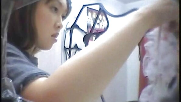 Zwei wunderschöne weiße Küken nehmen zwei große schwarze Schwänze