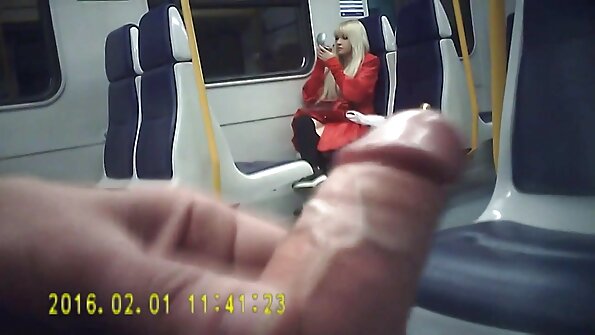 Blonde junge Mutter kümmert sich um seinen unbeschnittenen Schwanz