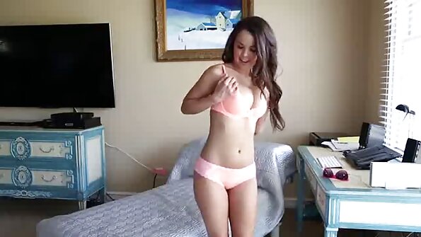 Brandi Love ist eine wunderschöne MILF, die Solo-Spaß liebt