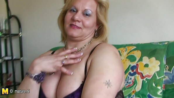 Redheaded MILF ਹੱਥਰਸੀ ਦੇ ਨਾਲ ਆਪਣੇ ਮਤਰੇਏ ਪੁੱਤਰ ਦੀ ਮਦਦ ਕਰਦੀ ਹੈ