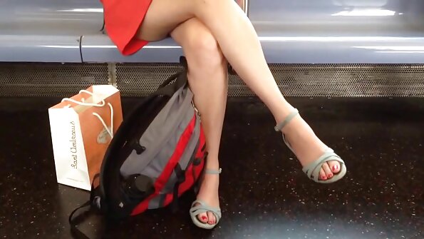 ਕਰਵੀ ਲੈਟੀਨਾ ਇੱਕ ਗੋਰੇ ਆਦਮੀ ਨੂੰ ਆਪਣੇ ਗਧੇ ਨੂੰ ਹਲ ਕਰਨ ਦੀ ਇਜਾਜ਼ਤ ਦਿੰਦੀ ਹੈ