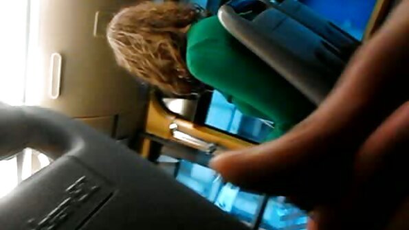 Atemberaubende MILF wird von Stieftochter in der Küche gegessen