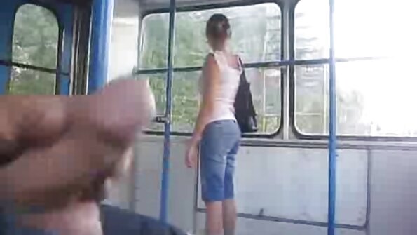 Vollbusige Lily von zwei Schwänzen bei einem Dreier total ruiniert