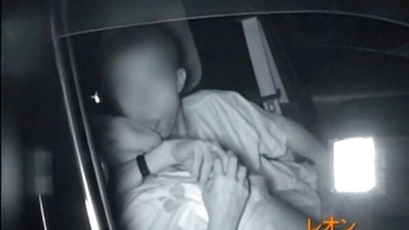 Schöne sportliche Blondine öffnet ihre Muschi für einen Schwanz