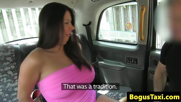 ਸਟੋਕਿੰਗਜ਼ ਵਿੱਚ ਸ਼ਾਨਦਾਰ MILF ਕ੍ਰੀਮਪੀ ਨੂੰ ਪਿਆਰ ਕਰਦਾ ਹੈ