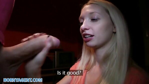 MILF ਦੇਵੀ ਇੱਕ ਛੋਟੀ ਬੱਚੀ ਨਾਲ ਇੱਕ ਵੱਡਾ ਭਾਰ ਸਾਂਝਾ ਕਰਦੀ ਹੈ